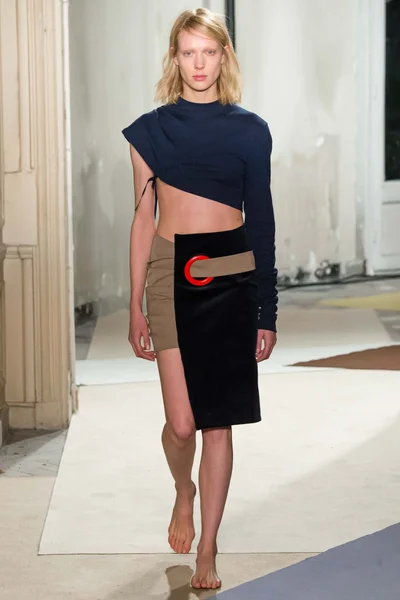 Look 16